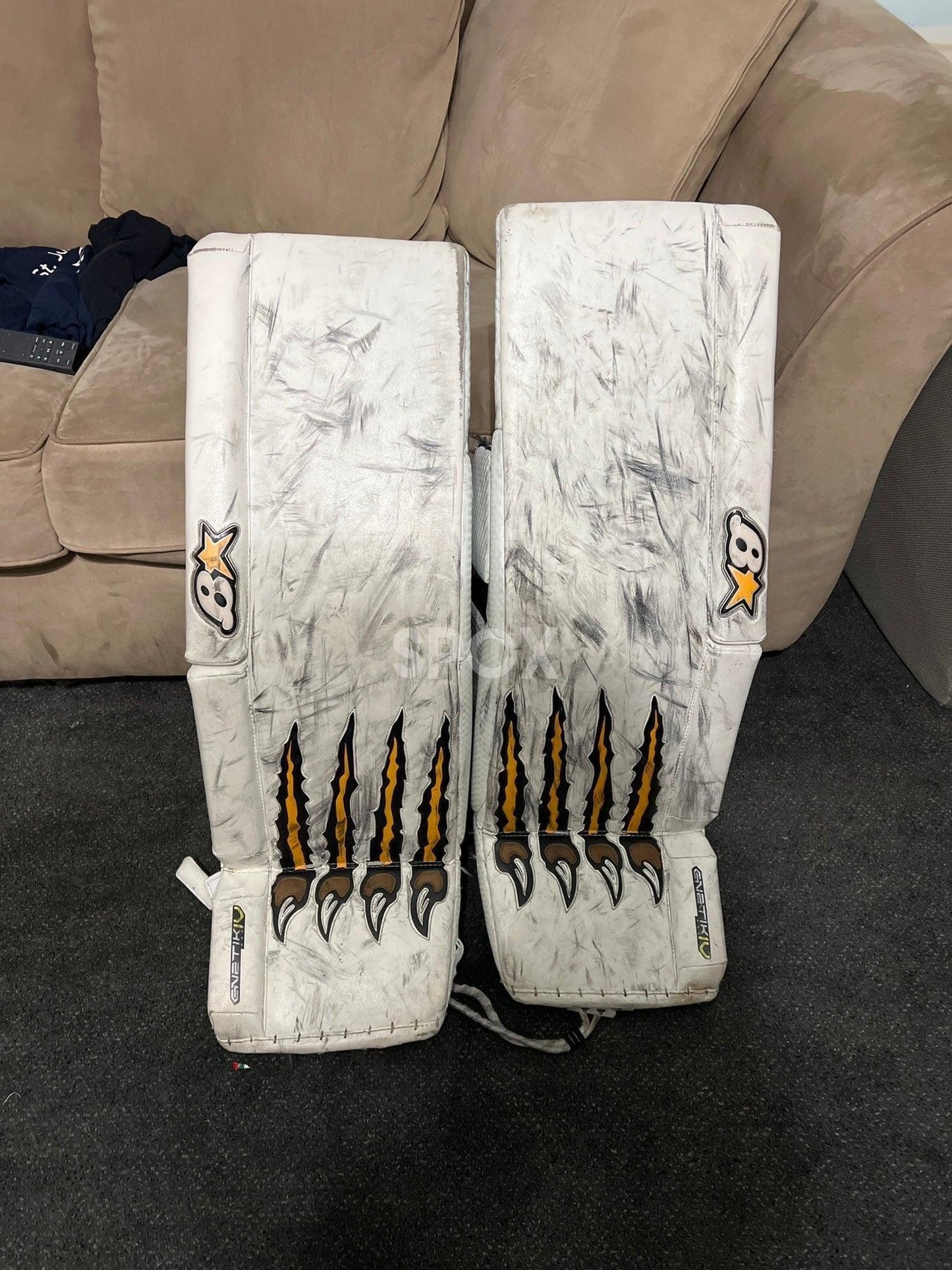 Jaroslav Halak’s GNETiK IV Pro Custom Leg Pads – Game-Used NHL Gear