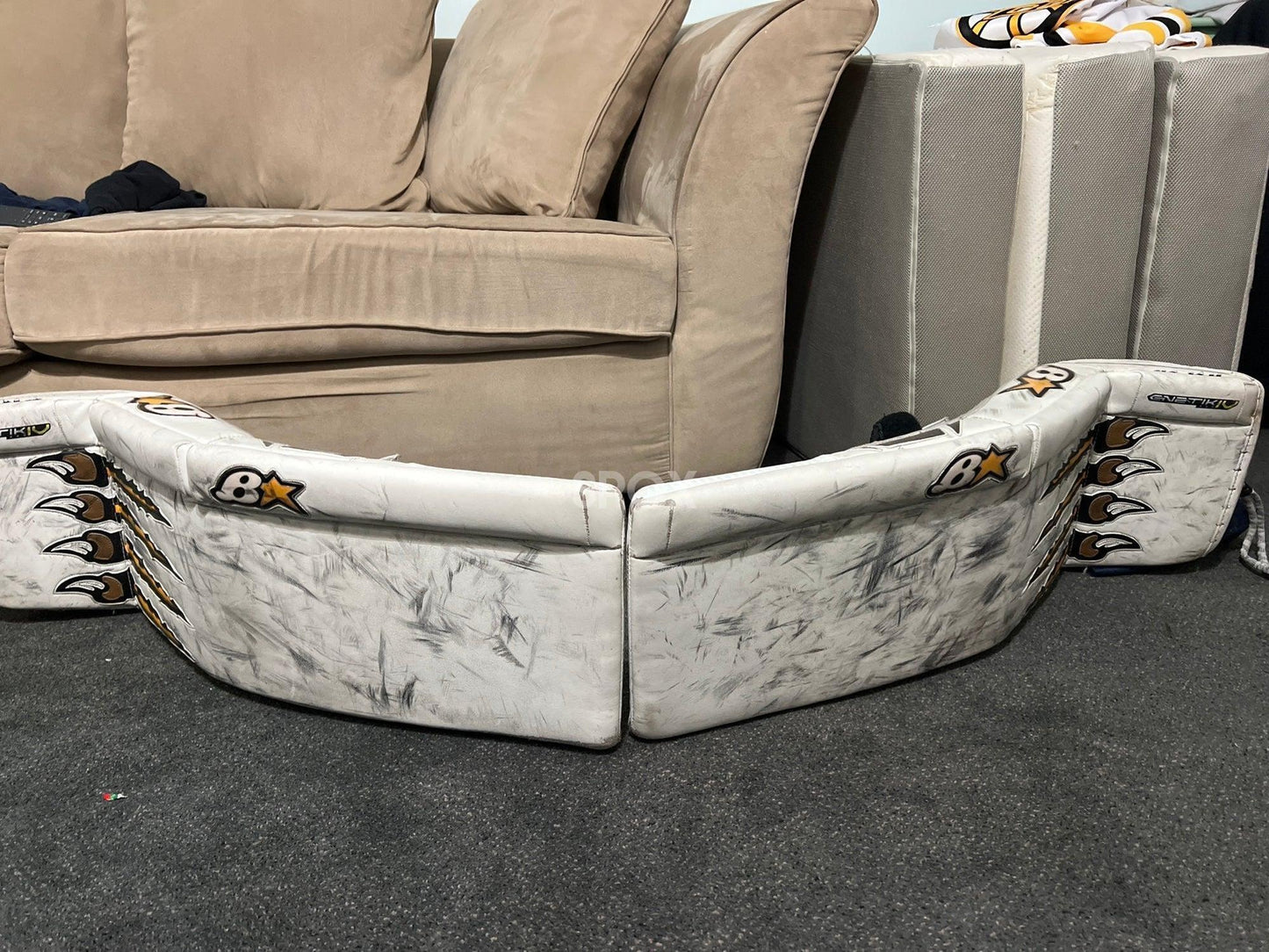 Jaroslav Halak’s GNETiK IV Pro Custom Leg Pads – Game-Used NHL Gear