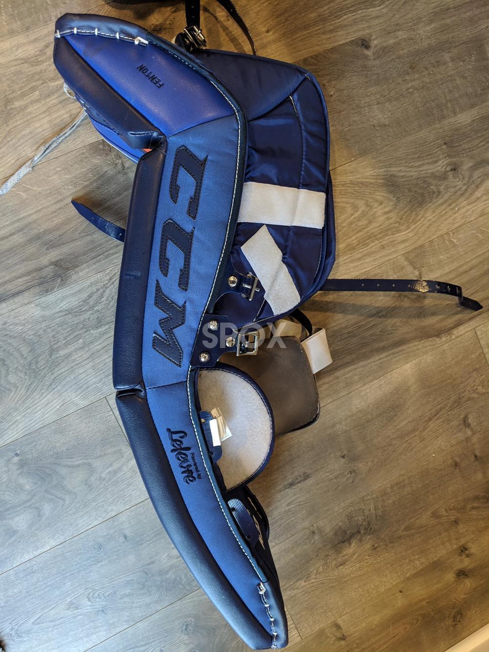 CCM Extreme Flex III Goalie Pads – Senior 32" | Regular Hand | Blue