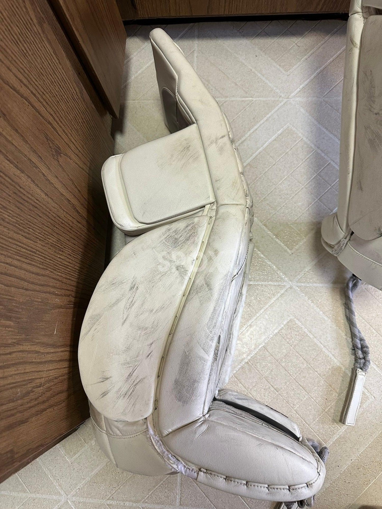 TRUE Pro Stock Catalyst PX3 Goalie Leg Pads (Used) – 34” +2 | Senior | White