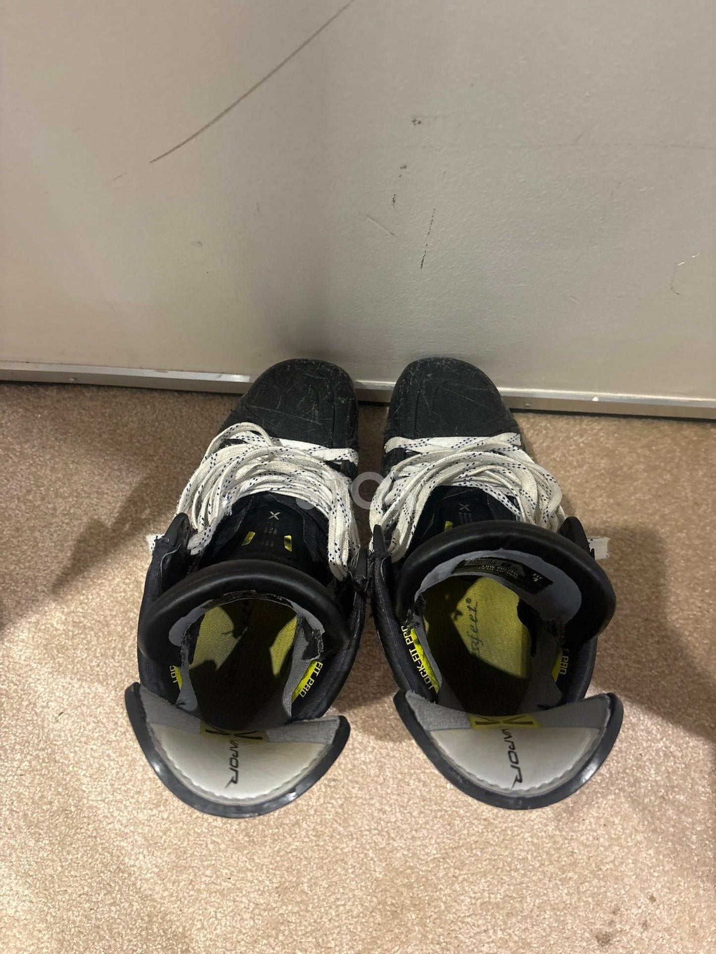 Bauer Vapor Hyperlite 2 Hockey Skates Size 8.5 Fit 1 (Blades included)