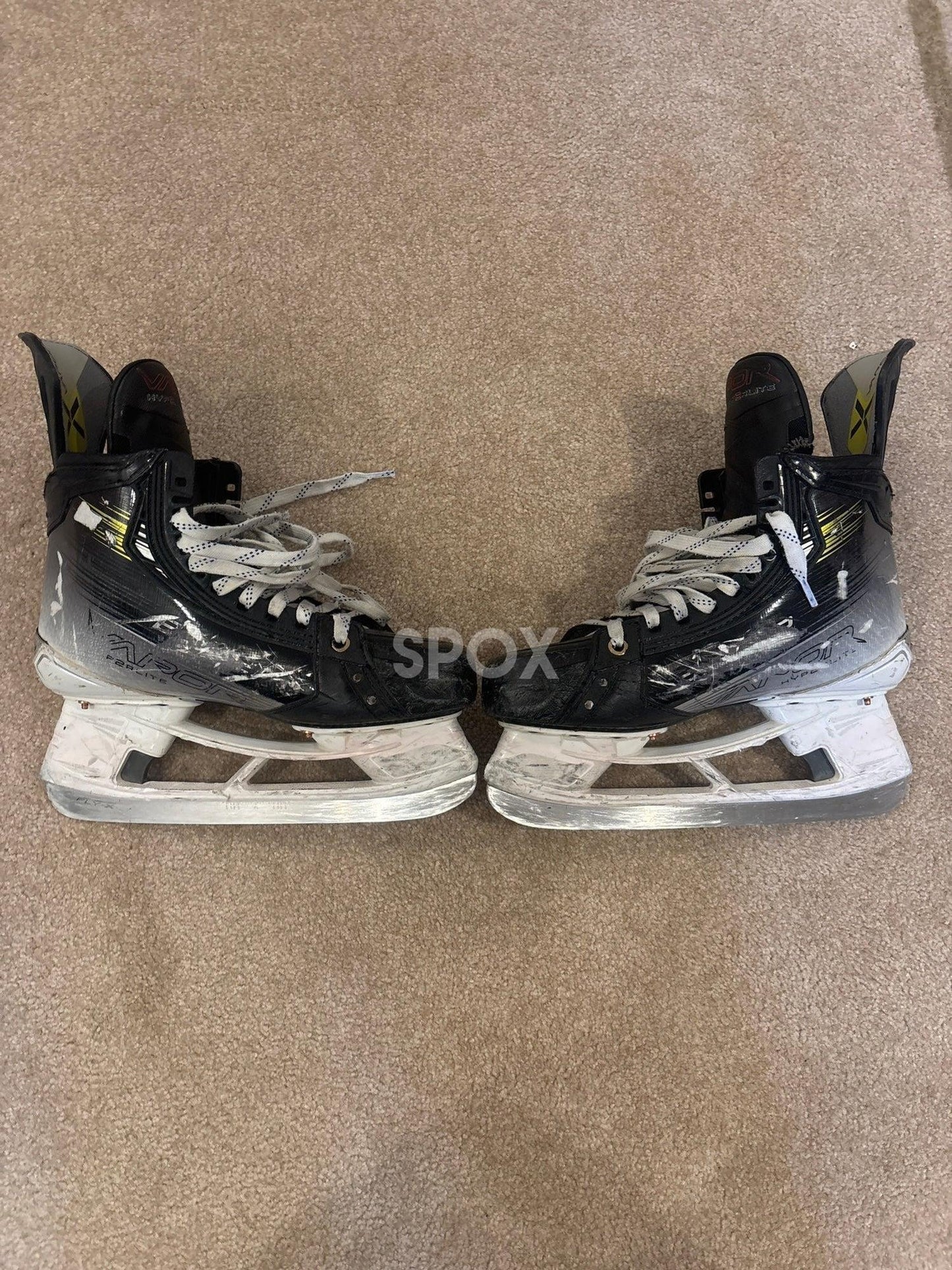Bauer Vapor Hyperlite 2 Hockey Skates Size 8.5 Fit 1 (Blades included)