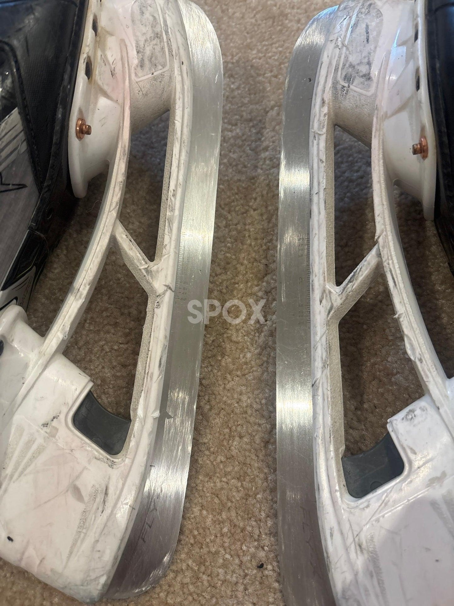 Bauer Vapor Hyperlite 2 Hockey Skates Size 8.5 Fit 1 (Blades included)